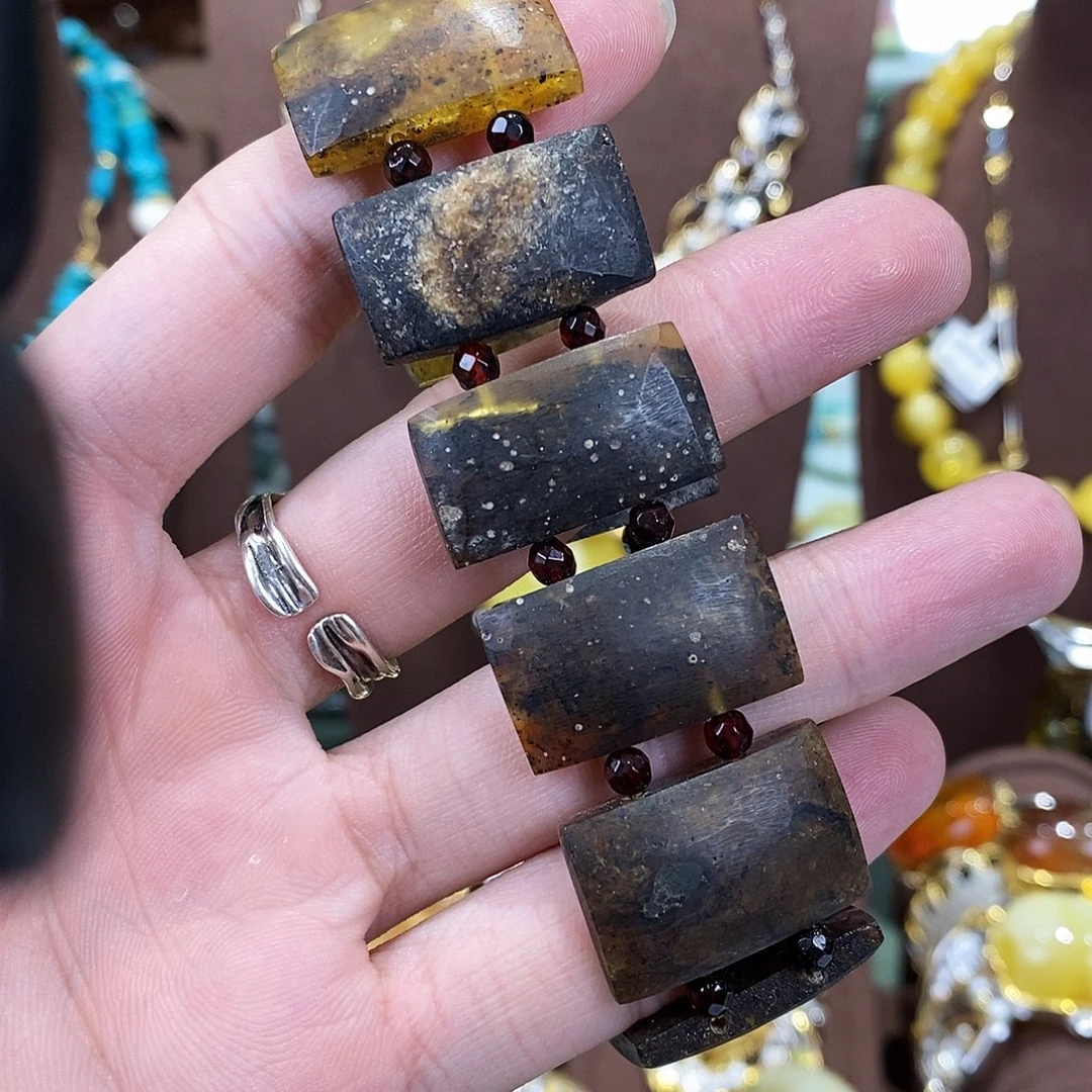 琥珀未镶嵌颈饰多人