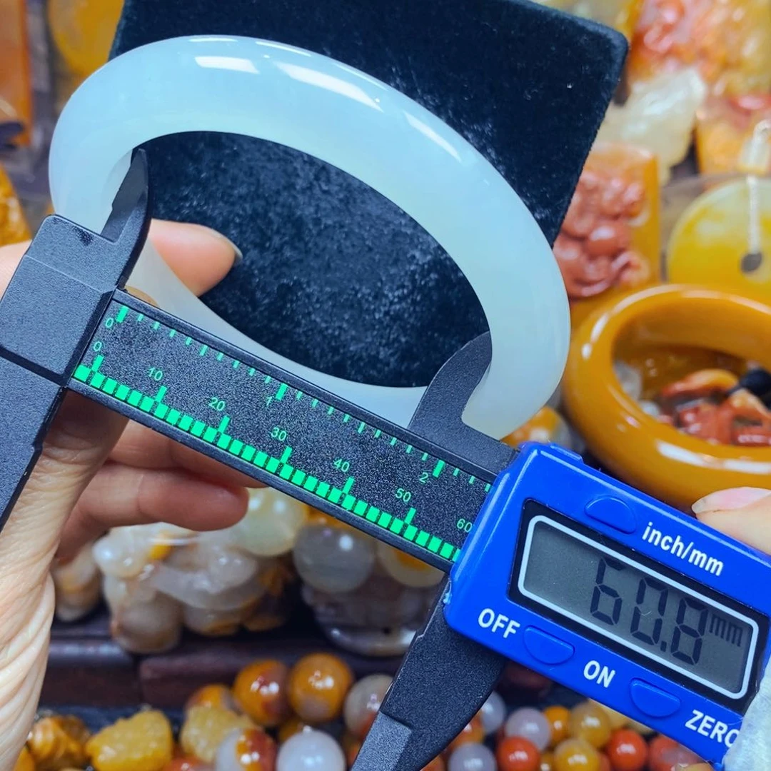 未镶嵌石英质玉（黄龙玉）颈饰