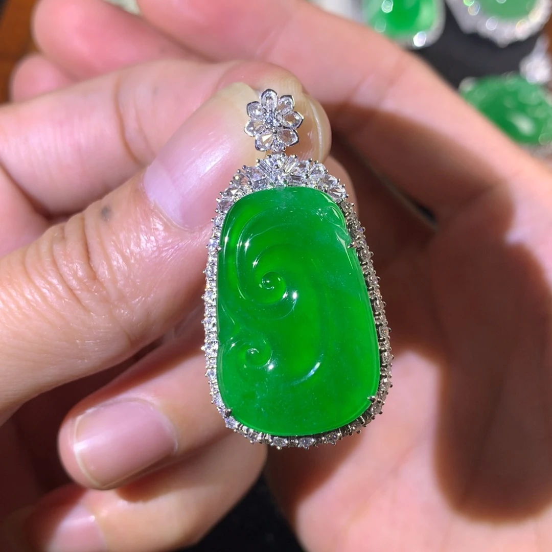 翡翠18K金镶嵌颈饰翡翠