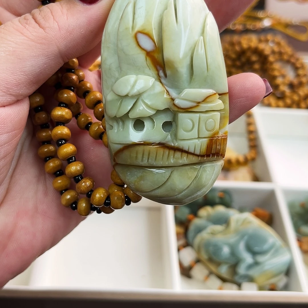 蛇纹石玉颈饰未镶嵌