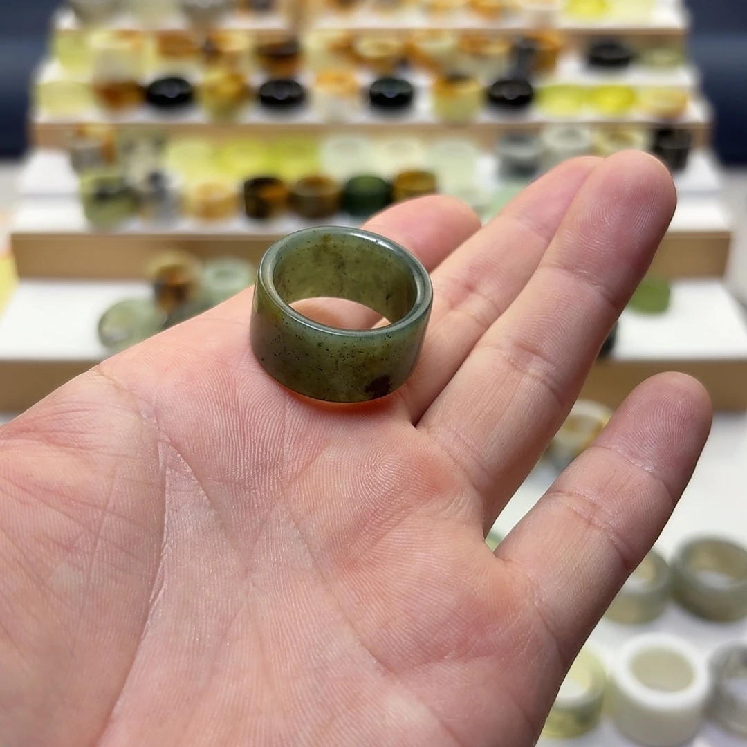 晚***西未镶嵌蛇纹石玉戒指22.4内径有坑点