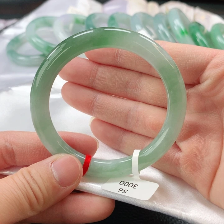 翡翠手镯未镶嵌阿*