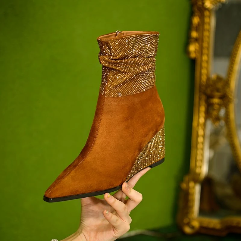 【DUOSI】7cm爆款新款时装靴时尚坡跟烫钻短靴尖头女靴D636M