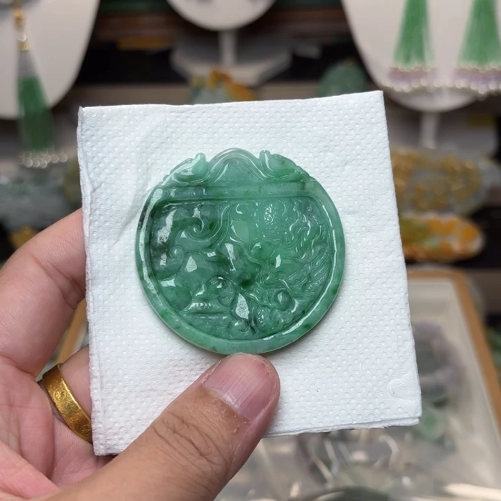 室***臻颈饰未镶嵌翡翠吊坠