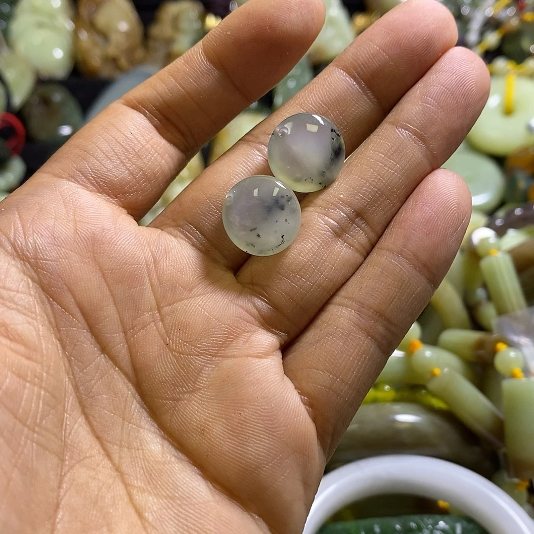 未镶嵌岫玉耳环一对