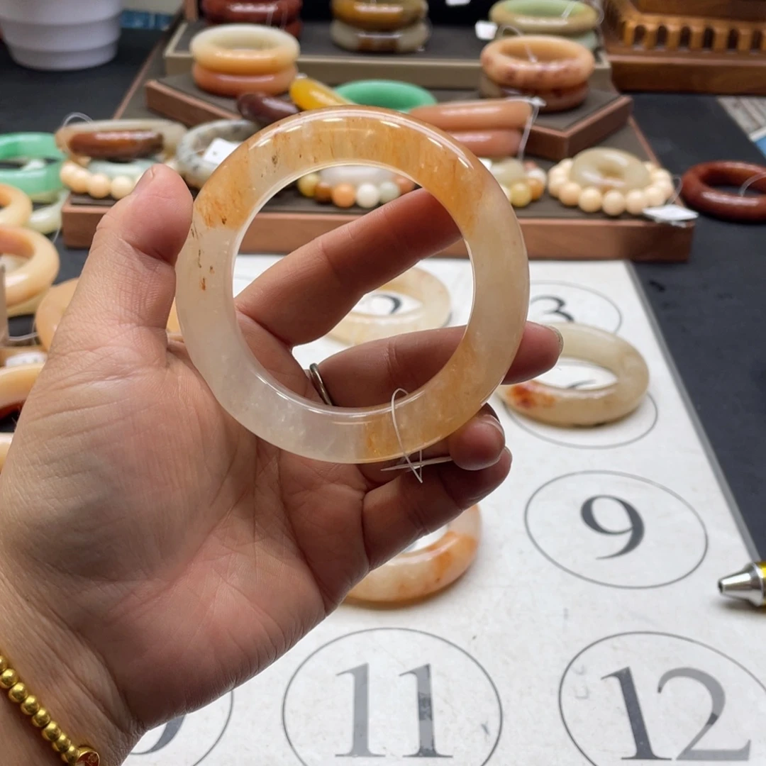 柚****石英质玉未镶嵌手镯