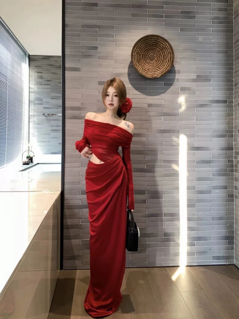 巧克少女纯欲红色设计感镂空一字肩连衣裙女春季收腰修身性感长裙