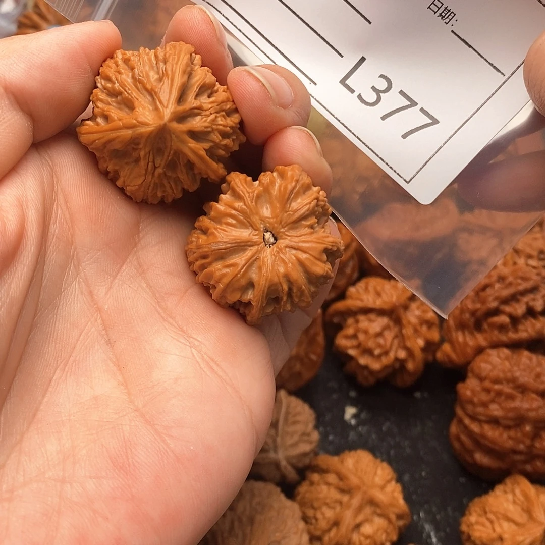 成***财把件文玩核桃小牛奔