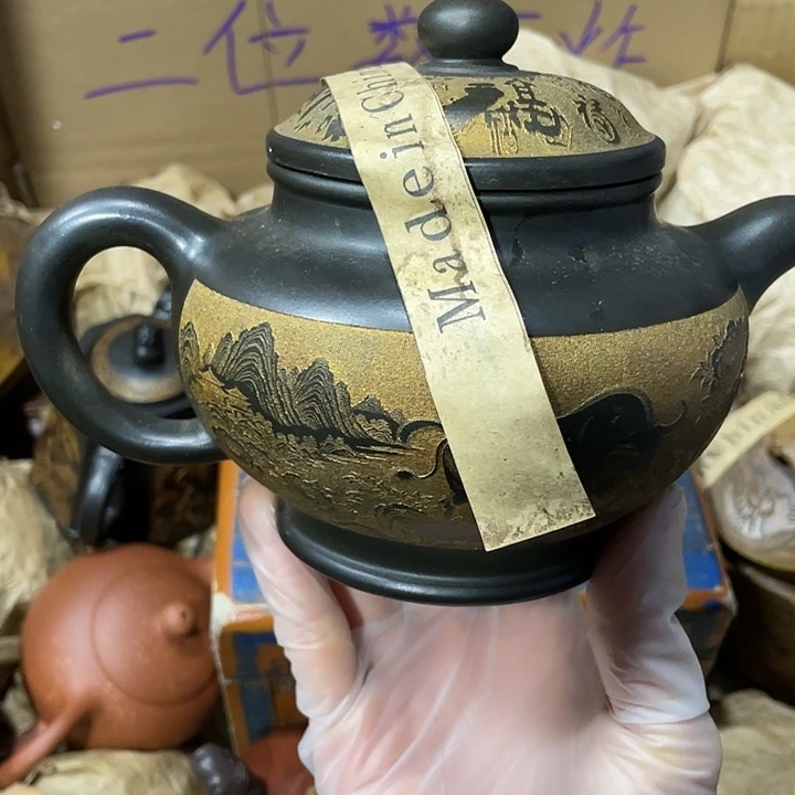 茶壶紫砂原矿泥料，手工制作的一把紫砂壶。