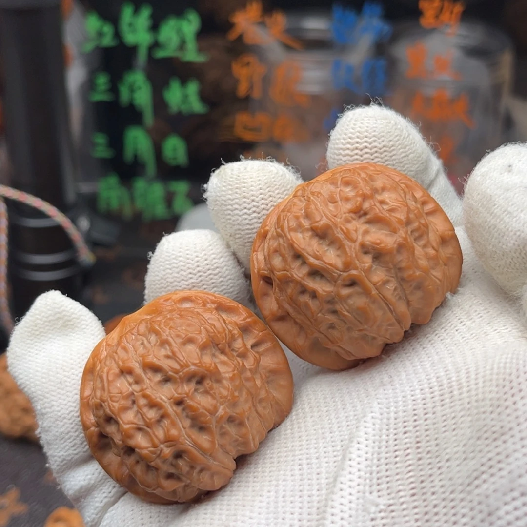 文玩核桃吊坠血麒麟