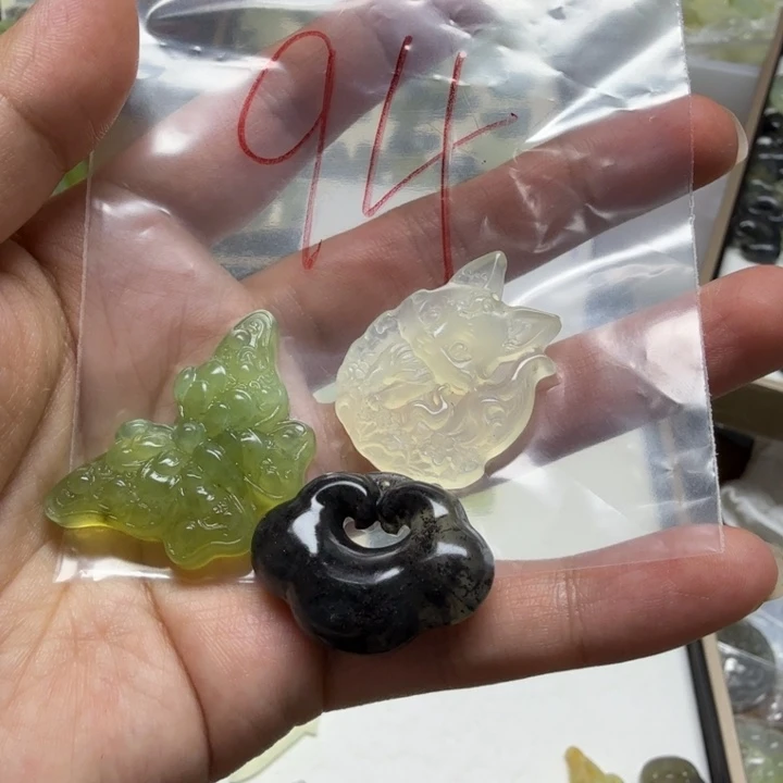 透闪石-蛇纹石玉吊坠未镶嵌