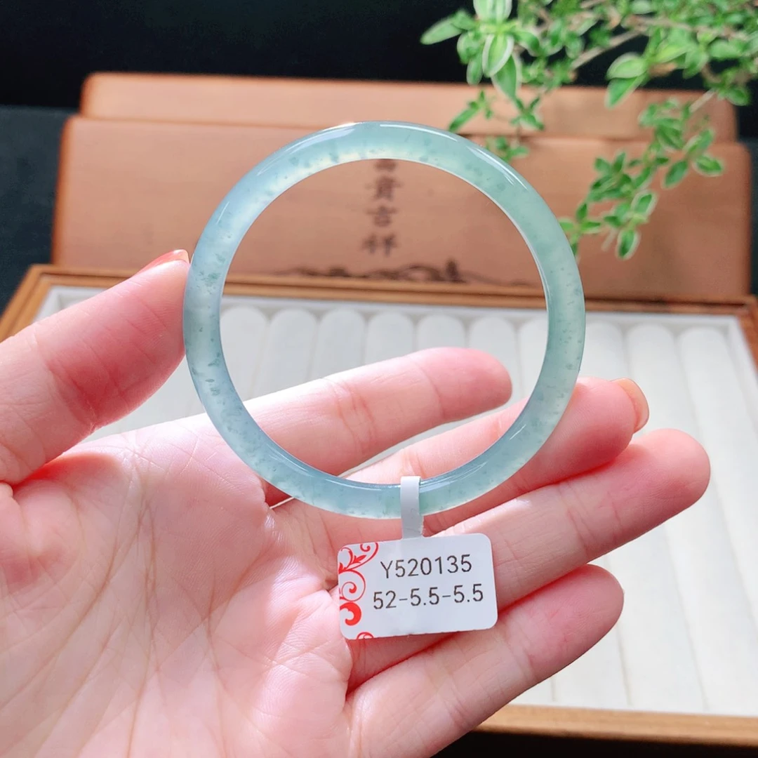 未镶嵌手镯（圆镯）翡翠