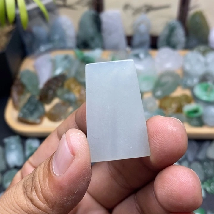 翡翠未镶嵌颈饰无事牌