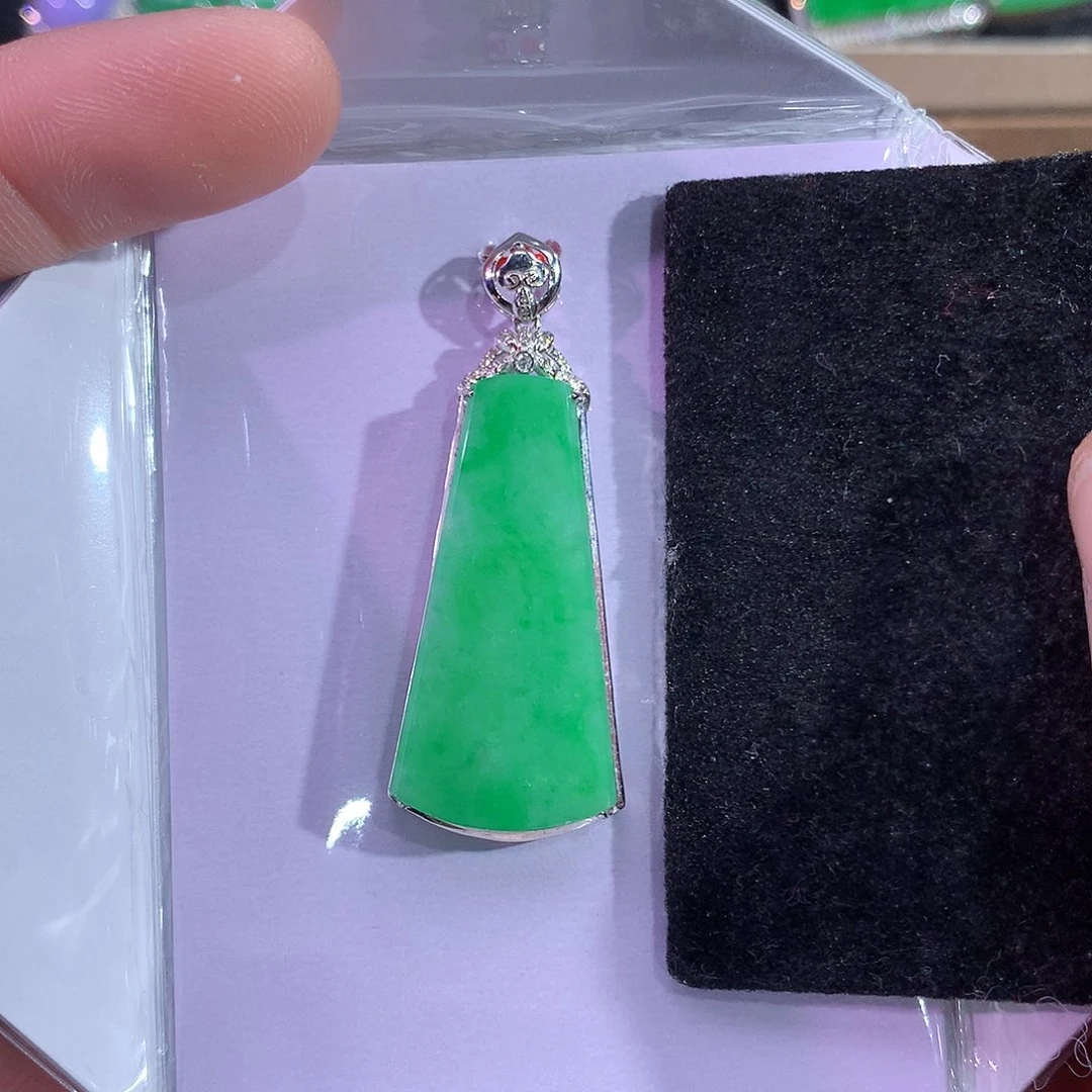 翡翠吊坠(赠链)18K金镶嵌