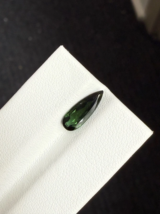 1.465ct天然老料碧玺裸石，尺寸13.1*4.8*3.2mm，晶体干净，火彩好