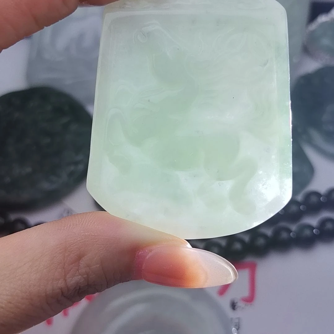 翡翠颈饰未镶嵌天然的A货翡翠