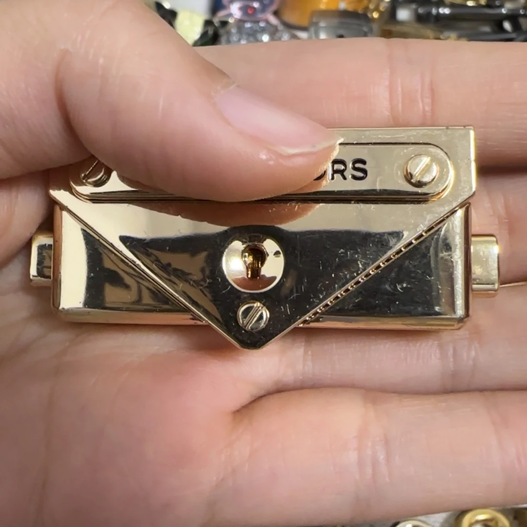 MK金色包锁15元2个.