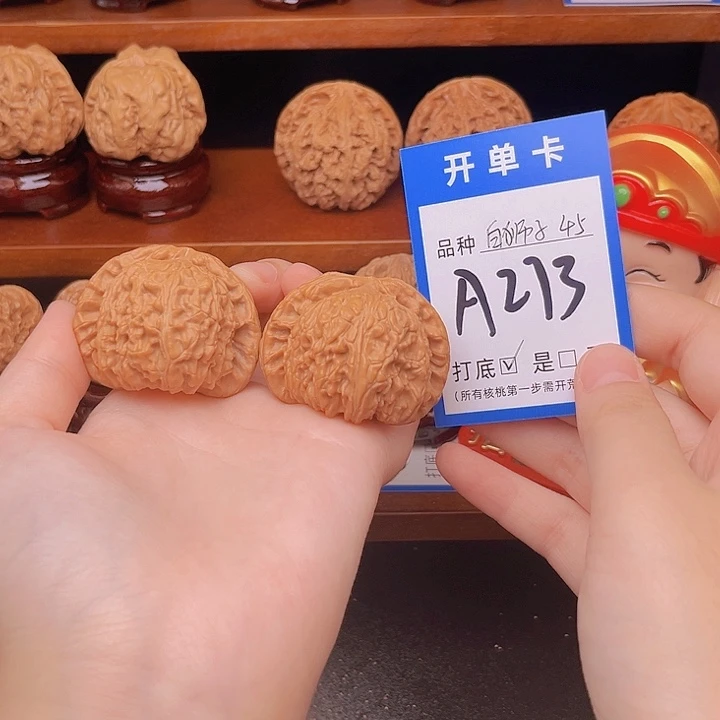 文玩核桃吊坠白狮子45