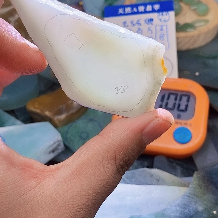 颈饰未镶嵌翡翠还**！翡翠