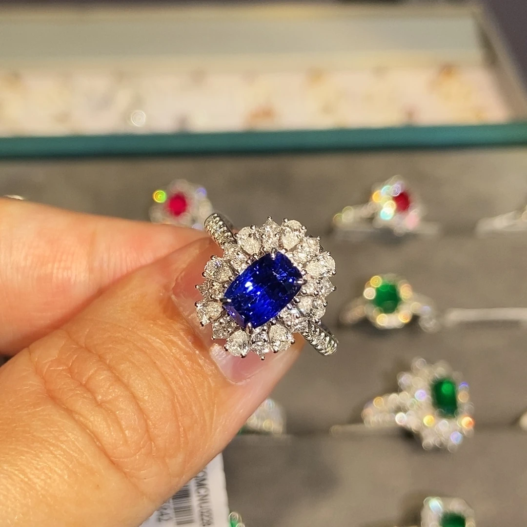 18K金镶嵌蓝宝石戒指2.03克拉