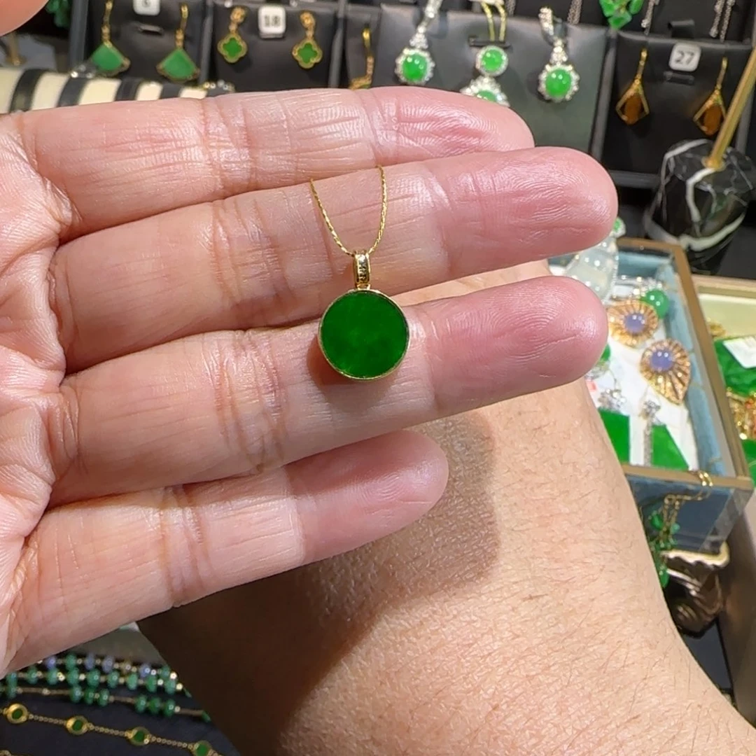 翡翠18K金镶嵌颈饰吊坠