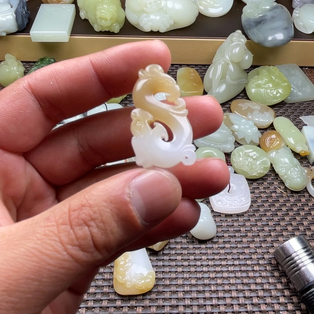 用***2和田玉未镶嵌颈饰