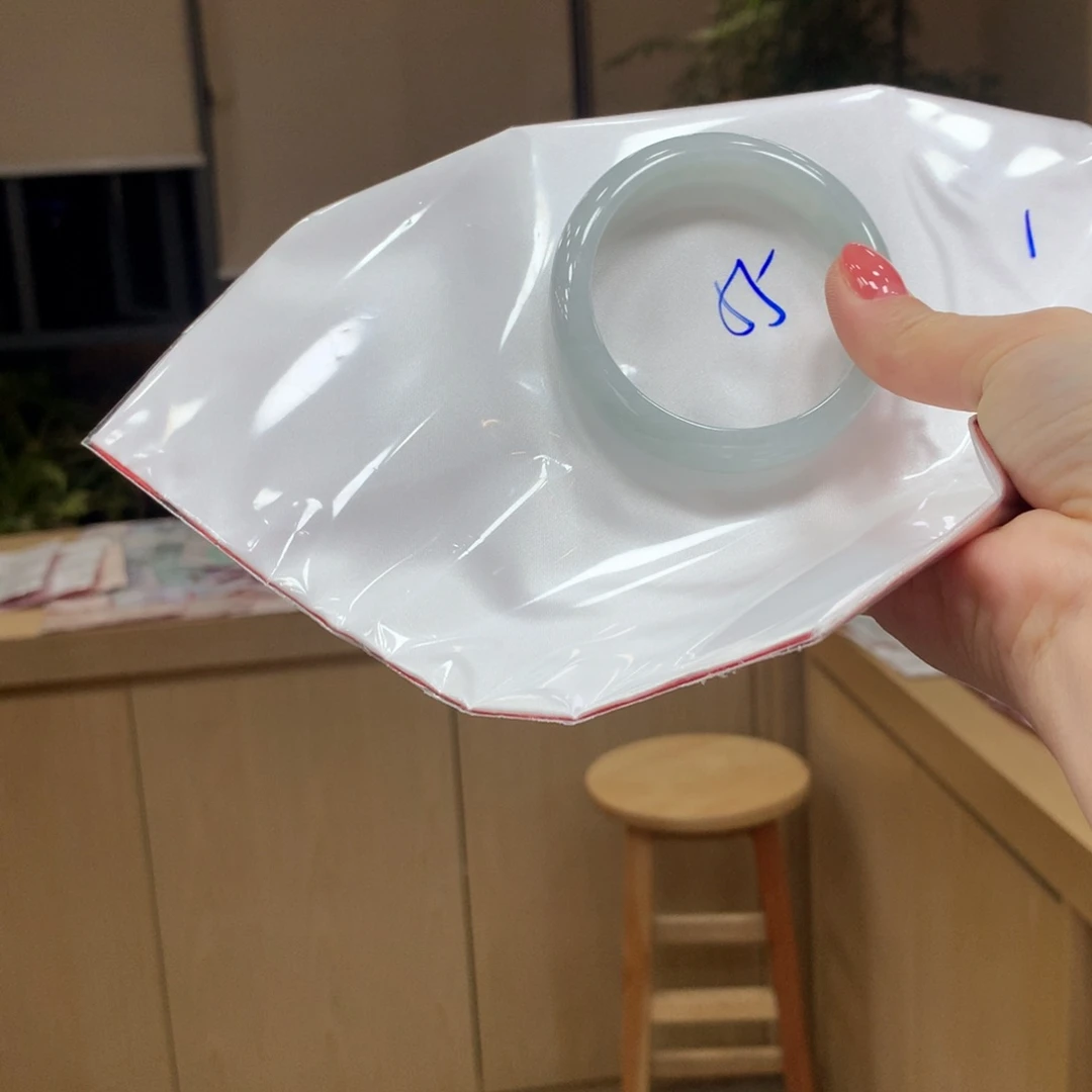 翡翠手镯未镶嵌不退不换