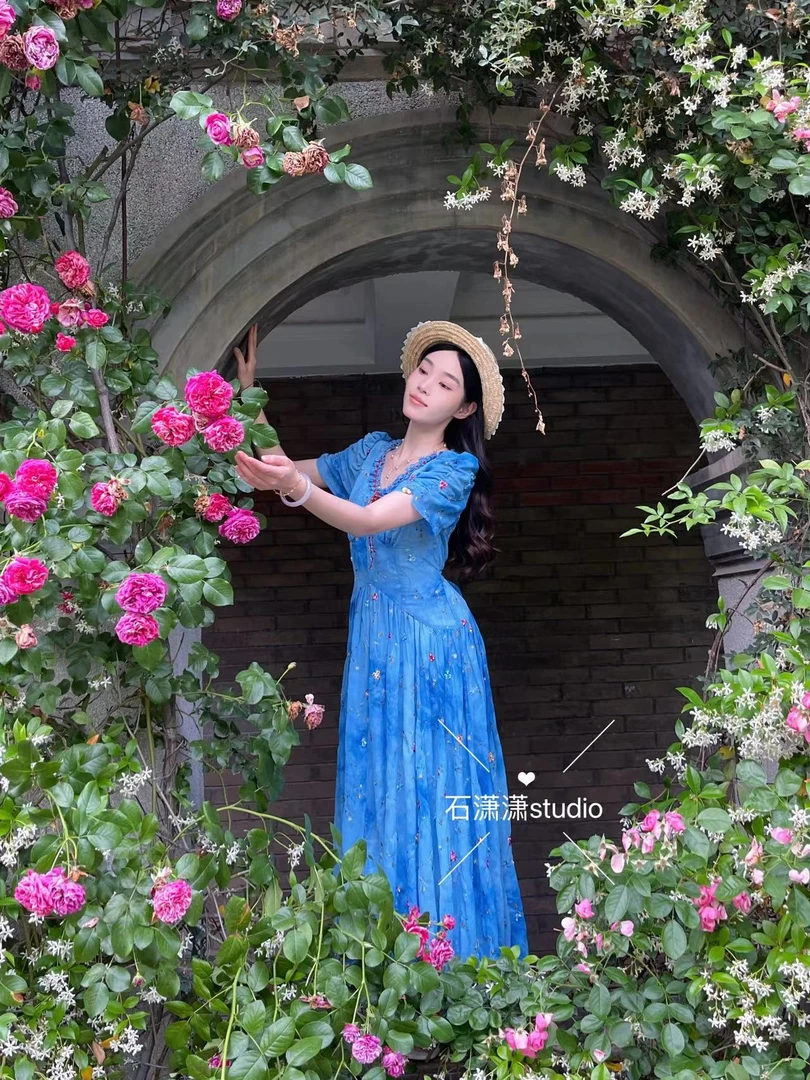 【石潇潇专属】刺绣+扎染+压皱巨重工连衣裙女2025夏瘦V领长裙