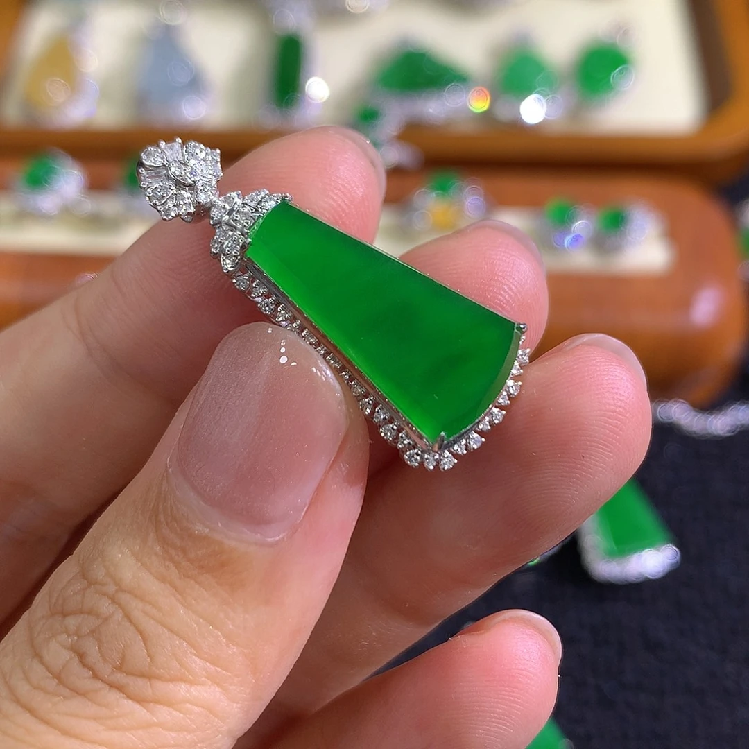 翡翠18K金镶嵌颈饰无事牌