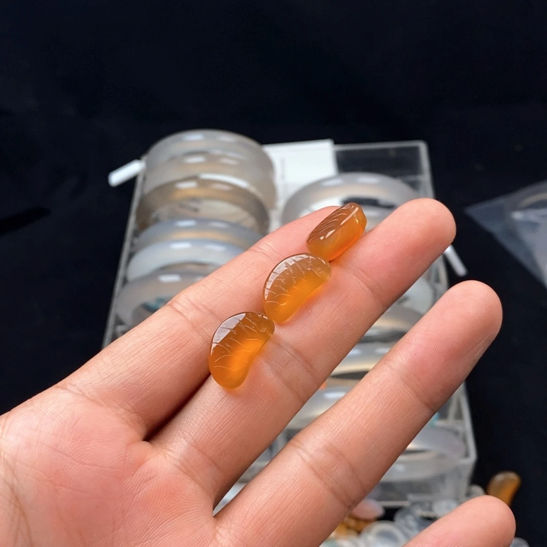 玛瑙/玉髓手镯未镶嵌牛****?