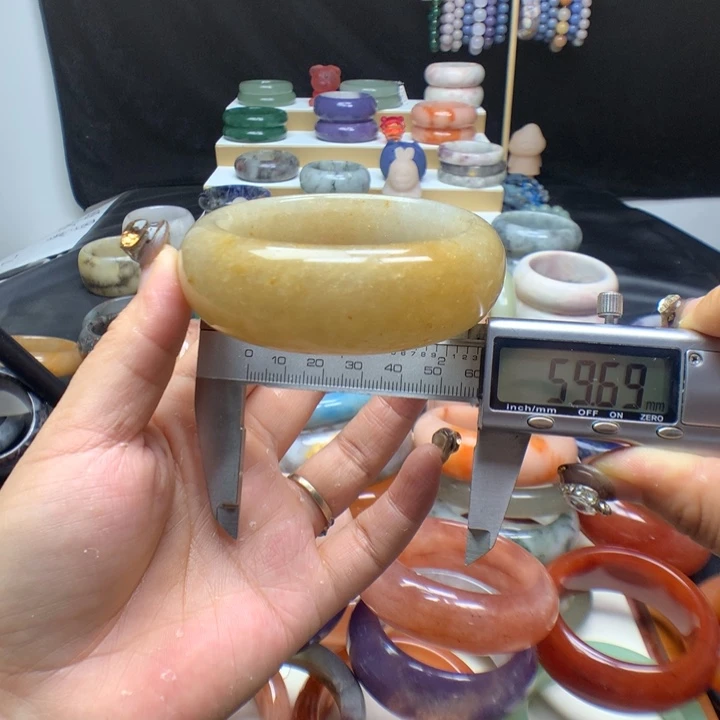 未镶嵌手镯石英质玉