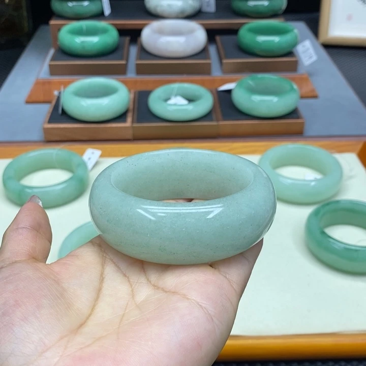 用***7石英质玉未镶嵌手镯