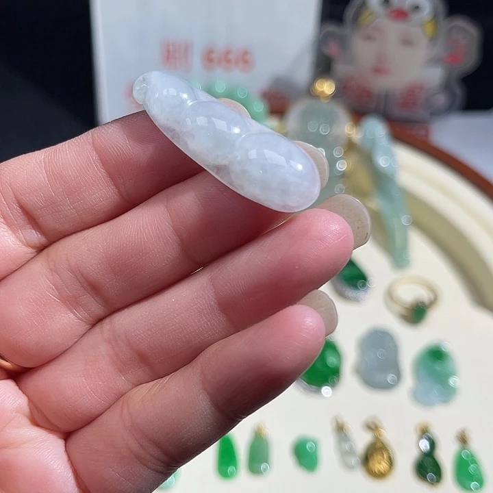 翡翠未镶嵌吊坠(赠链)