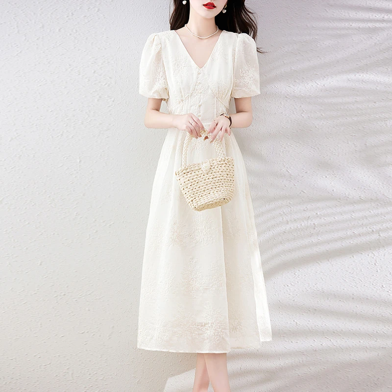 气质泡泡袖V领拼接刺绣典雅轻奢高腰A字修身显瘦连衣裙2025夏上新