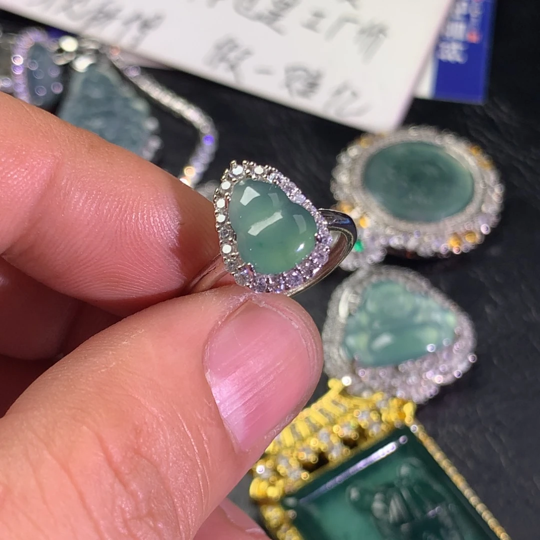 翡翠未镶嵌颈饰葫芦戒指