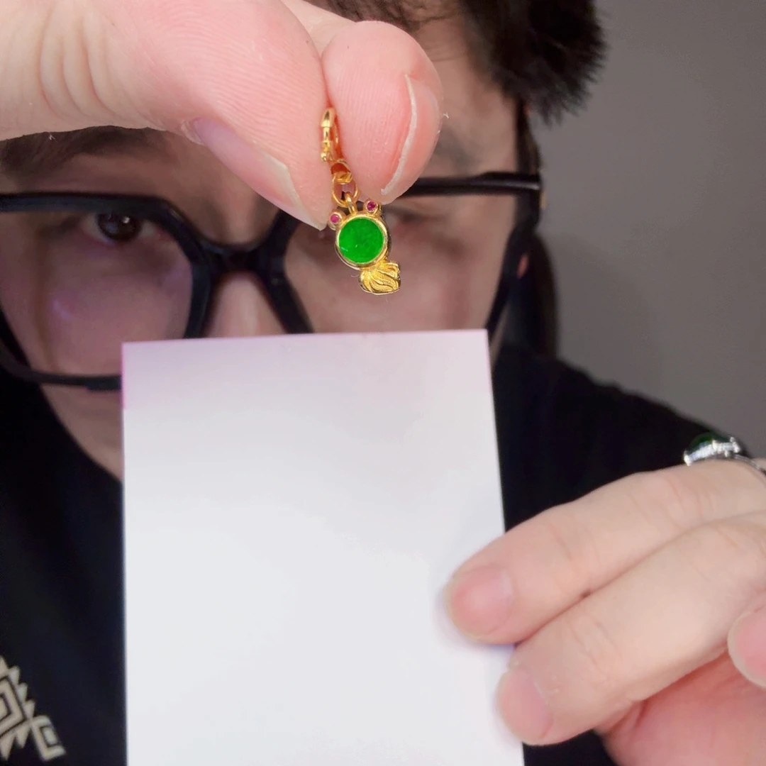 翡翠未镶嵌颈饰一件