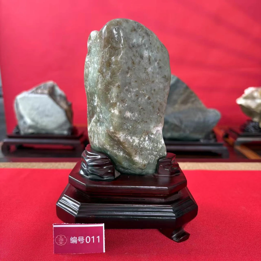 新疆玉料原石发一件编号带底座011
