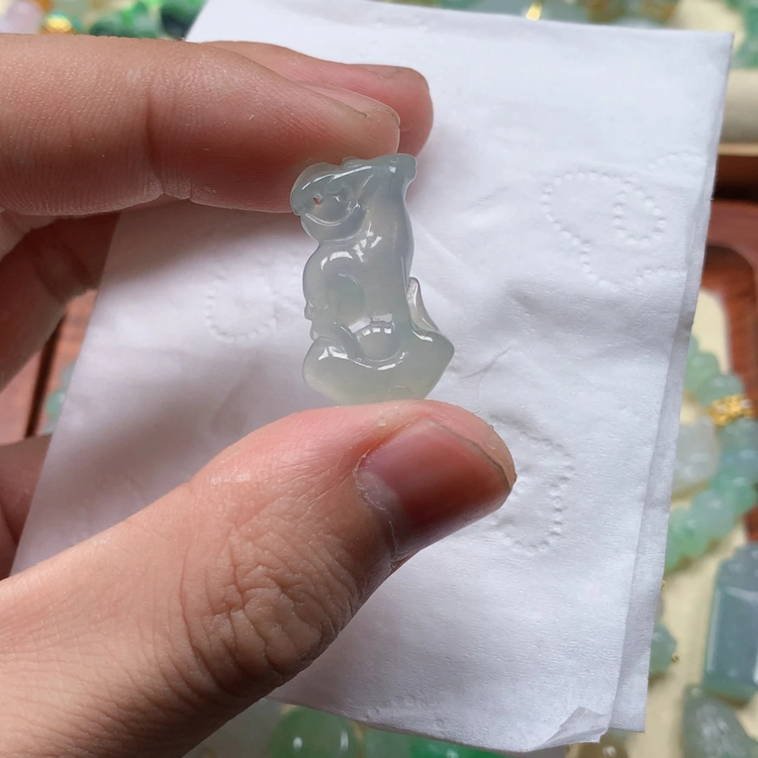 翡翠未镶嵌颈饰是