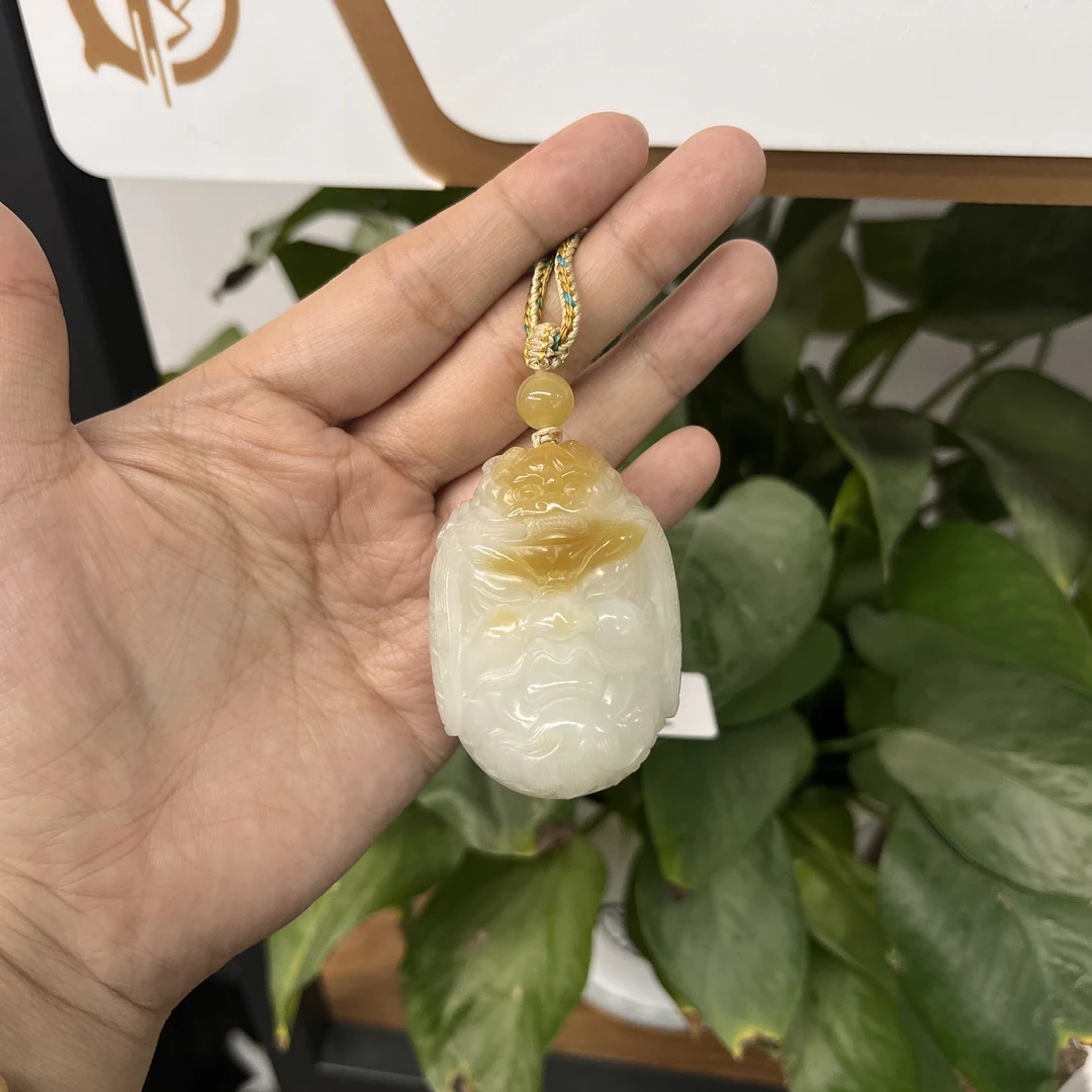 新疆和田玉且末金山微色差吊坠