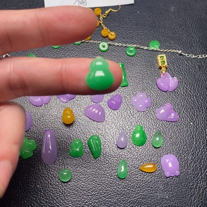 笔***子翡翠未镶嵌颈饰挂件