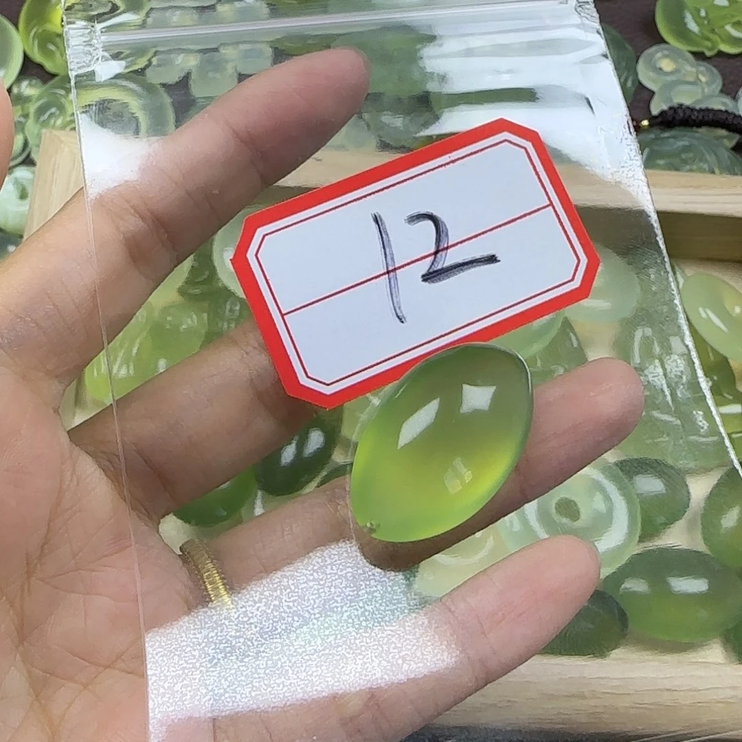 一***人蛇纹石玉未镶嵌颈饰