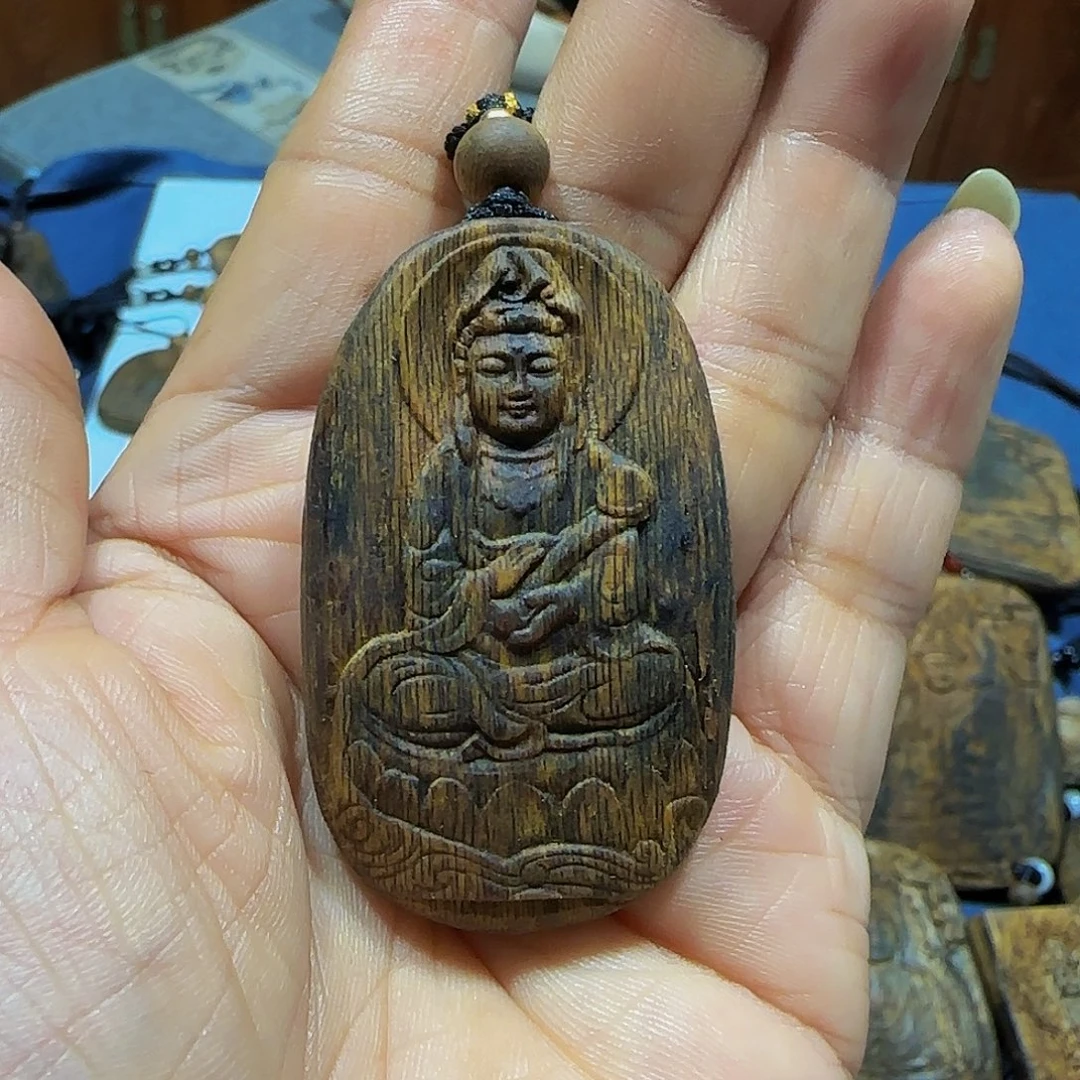 沉香吊坠海南白奇乌身老料雕刻观音带绳10克