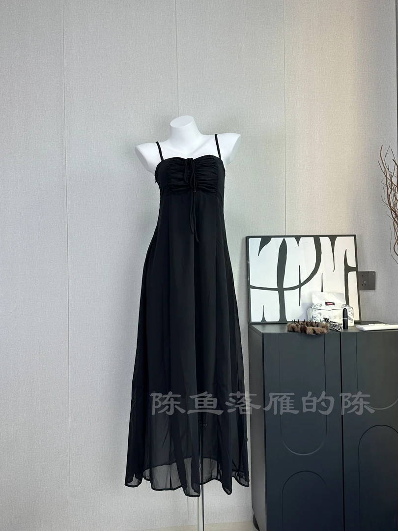 大码高个子微胖法式气质设计感夏季吊带连衣裙显瘦清冷风大摆长裙