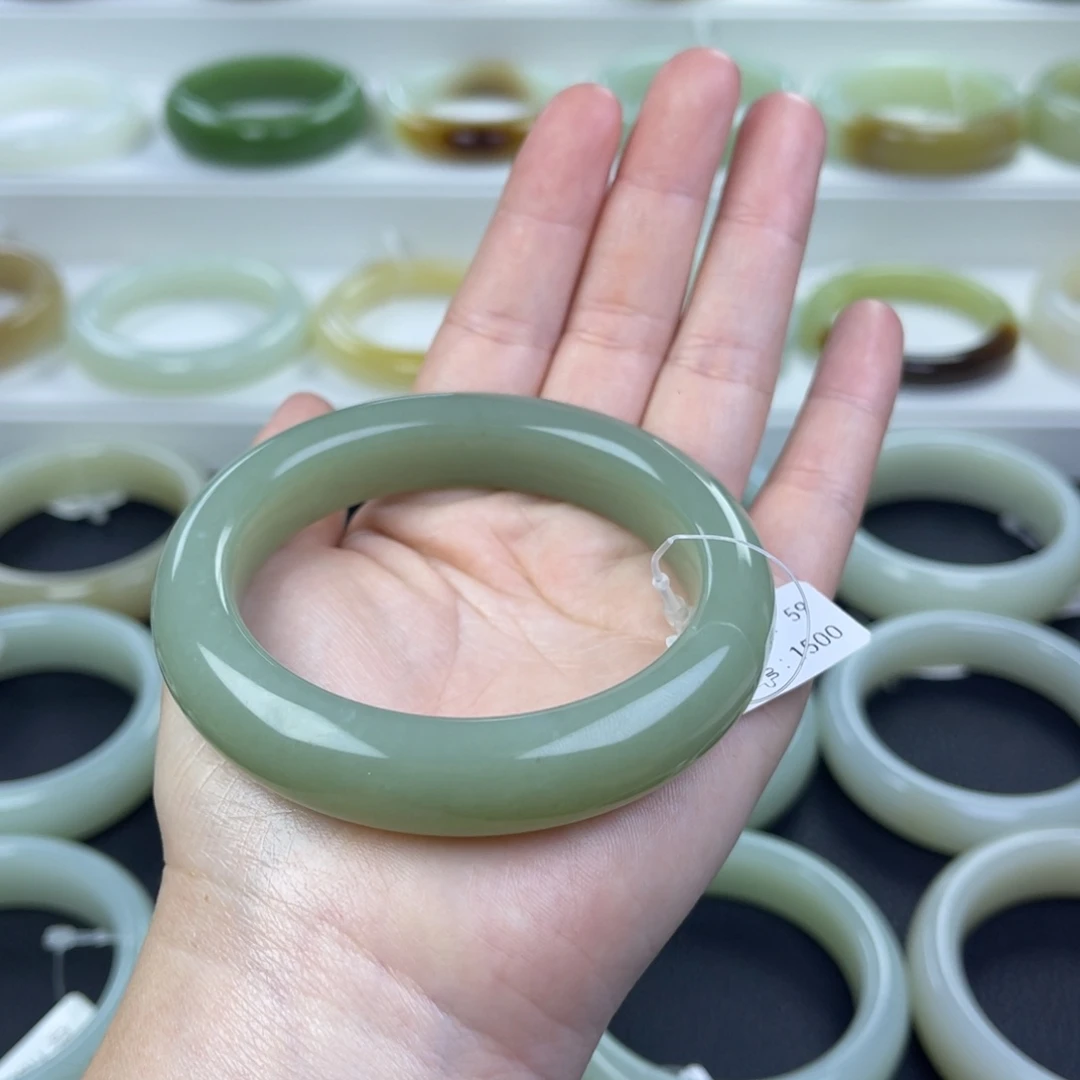 和田玉未镶嵌手镯