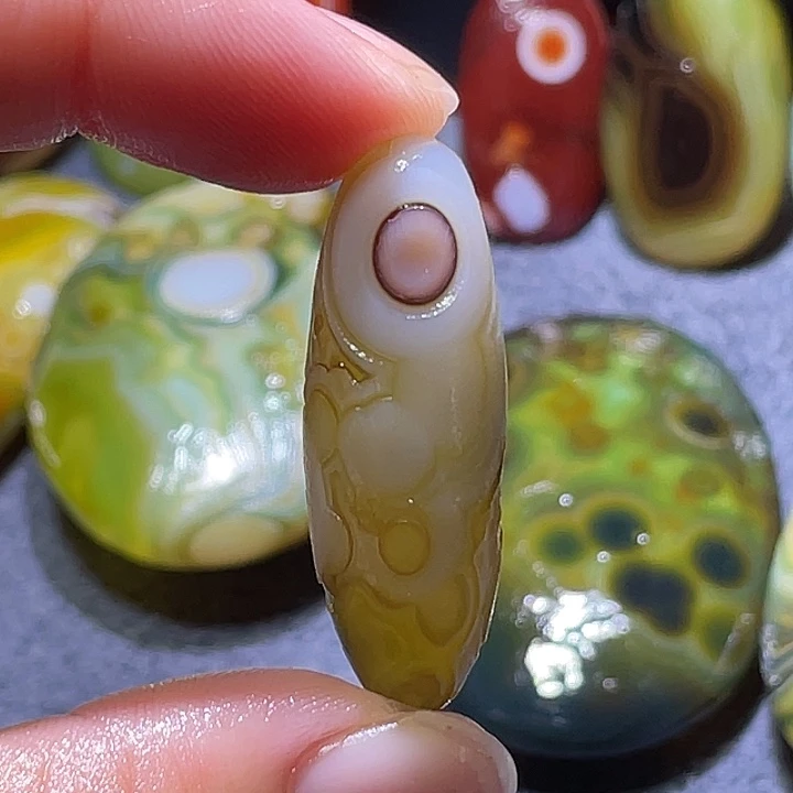 给***福玛瑙/玉髓未镶嵌珠宝奇石