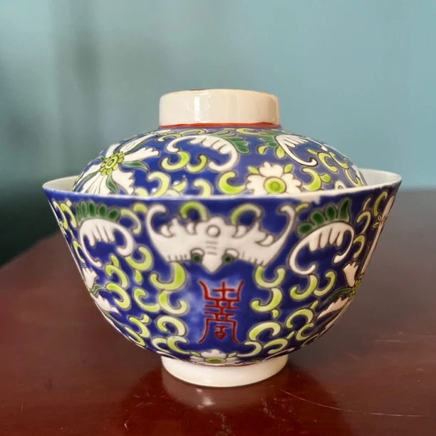 101 清晚期蓝地粉彩宝相花盖碗