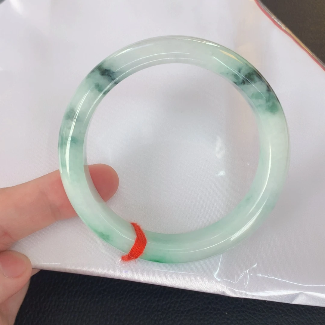 翡翠手镯未镶嵌翡翠