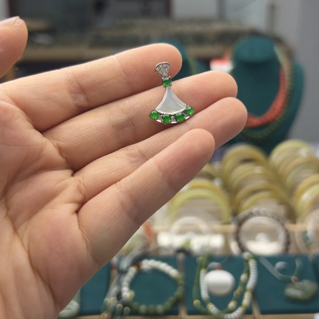 翡翠银S925镶嵌吊坠(赠链)扇形