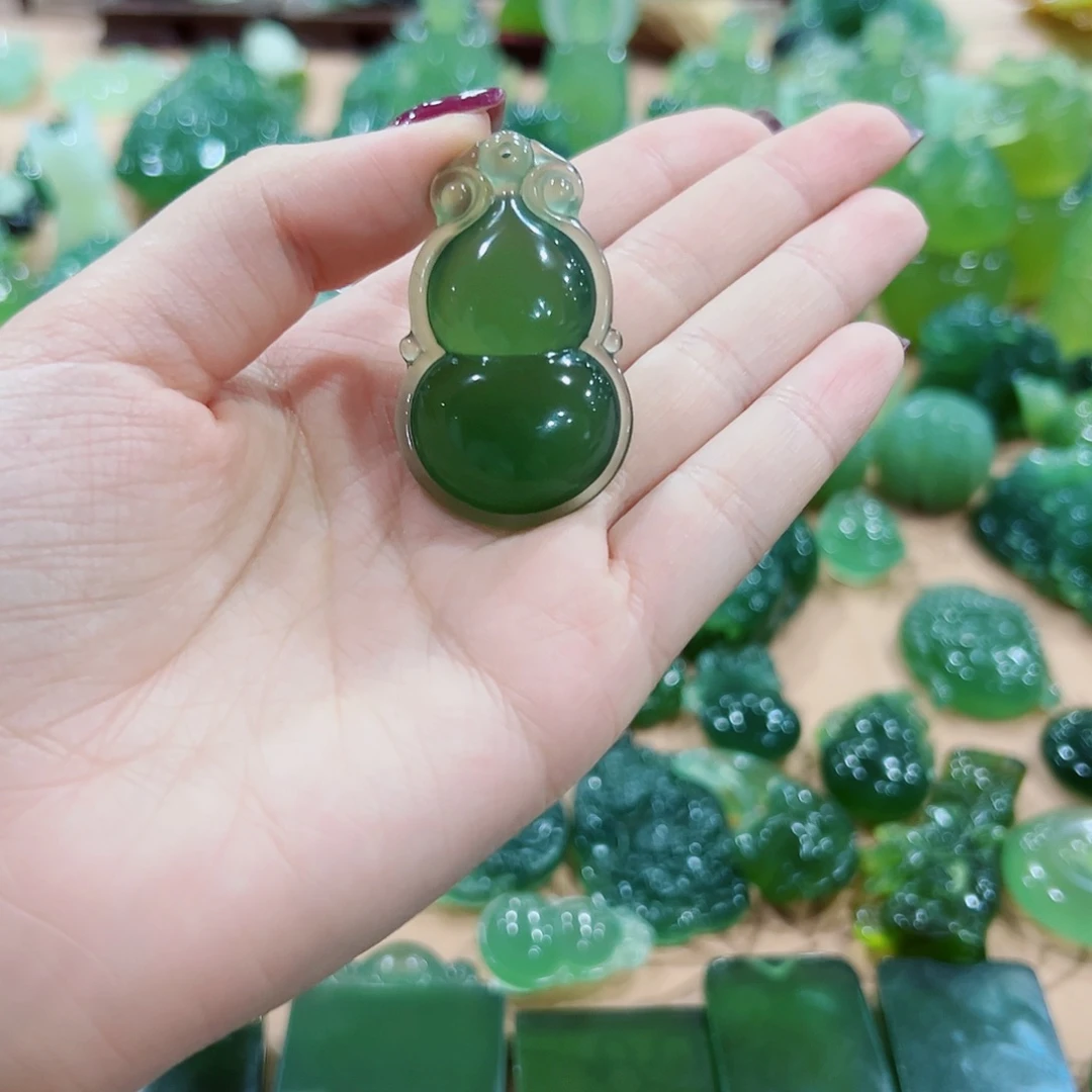 邹***队蛇纹石玉未镶嵌吊坠