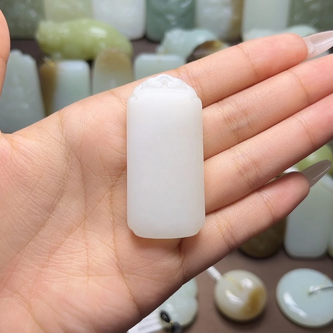 T***）颈饰未镶嵌和田玉